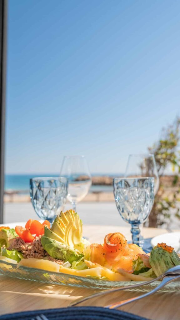 Plato frente al mar
