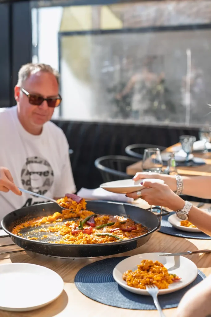 Servicio de arroz en la mesa